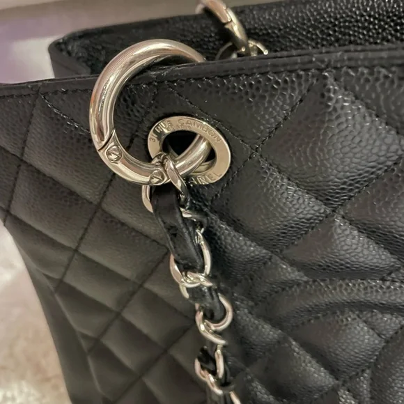 🎉HOST PICK🎉CHANEL Caviar Classic tote - Picture 2 of 10